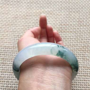 高冰起胶起光飘蓝花正装手镯，口径：56.1*13.3*7.8，56.28g