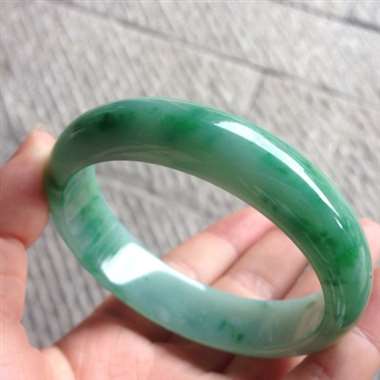 强烈推荐！！冰辣绿飘绿正装手镯，无纹裂完美，实物更漂亮