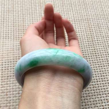 冰浅紫底阳绿正装手镯，口径：57.6*14.8*8.8，有棉线，不影响佩戴效果