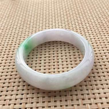 冰浅紫底飘绿正装手镯,口径:55.8*14*8.7,68.78g,有纹无抠感,不影响佩戴效果! 冰浅紫底飘绿正装手镯,口径:55.8*14*8.7,68.78g,有纹无抠感,不影响佩戴效果!