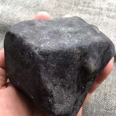 RLL❤0.84公斤,老皮壳黑乌纱,皮色够好,爆透色料,高档赌料,带色够绿,拍不出实物,对庄的来 RLL❤0.84公斤,老皮壳黑乌纱,皮色够好,爆透色料,高档赌料,带色够绿,拍不出实物,对庄的来