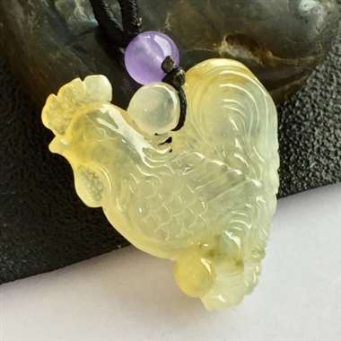 冰种黄翡鸡鸣富贵挂件。完美无纹裂，有种有色，手工细腻，线条流畅，惟妙惟肖。尺寸：31.6-23.7-
