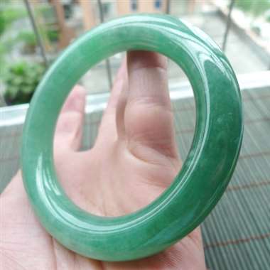 111813 A货翡翠完美无纹裂水润满绿胖圆条手镯#cy,圈口55mm,种老水头足,冰润通透,颜色特 111813 A货翡翠完美无纹裂水润满绿胖圆条手镯#cy,圈口55mm,种老水头足,冰润通透,颜色特