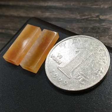 一对红翡方牌，完美色阳，底庄细腻，镶嵌后翻倍，性价比高，推荐，尺寸19.3*7.2*3.3mm，重量