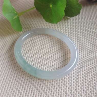 天然翡翠A货53圈口贵妃镯，冰种清爽，种水十足，带点淡淡的绿飘花，小清新感十足！