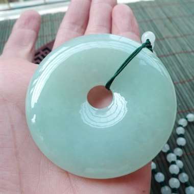 111610完美无纹裂水润满色果绿大件平安扣，种水好，满色，大件饱满，玉质细腻，尺寸55.2*8.8