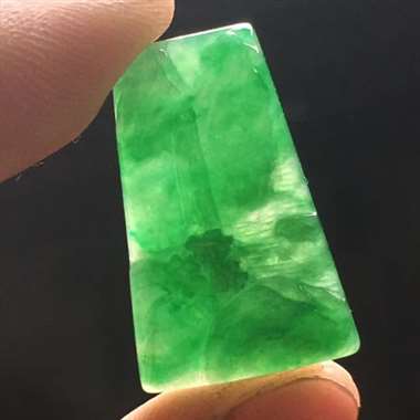 满色山水牌，尺寸:23.2*15.1*3.7mm,种足精雕，水润细腻，色泽辣绿， 寓意极佳。H14