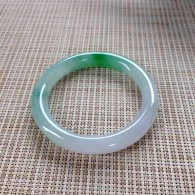 17041326#圆条尺寸：54.4x9.8x9.2mm 细润辣色镯，料子温润一流，底色好看，局部又