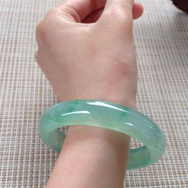 17041217#正圈尺寸：56.8x12.9x8mm 冰翠色镯，种好色好，光感好，翠色欲流，完美推