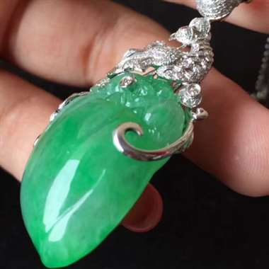 独家新款，超级重金大钻凤凰游，实物惊艳，冰种起胶感阳绿，圆润厚装，完美无裂纹，结构棉纹多不影响。实物