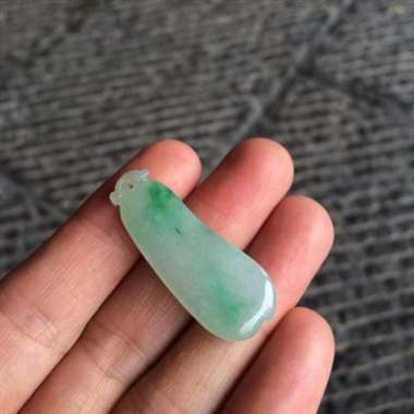缅甸翡翠A货,冰种带色的福瓜,底很清透,性价比超高,手慢无货。 缅甸翡翠A货,冰种带色的福瓜,底很清透,性价比超高,手慢无货。