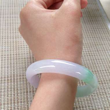17041211#正圈尺寸：56x11x6.6mm 细润带色镯，很温润，甜美，清爽舒适，底色时尚靓丽