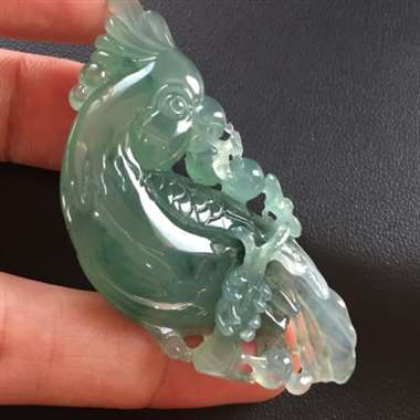 冰种飘花浅绿底鹦鹉挂件 底细优美 造型生动美观 雕工精致