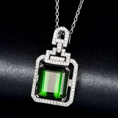 18k镶嵌,主石10.58ct,配钻0.4ct,总重5.54g 18k镶嵌,主石10.58ct,配钻0.4ct,总重5.54g