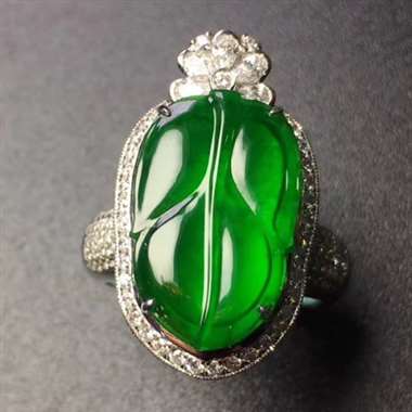 满绿叶子吊坠，戒指两用款，色辣水足，，时尚漂亮。裸石尺寸：17.8*11.2*11.2mm（镶嵌厚度