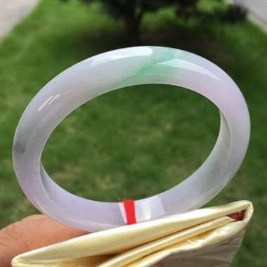 正圈，紫底飘绿，尺寸56.1-11.1-7.5，水润细腻，颜色亮丽，完美