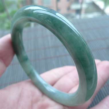 11618完美无纹裂老坑飘花园条手镯 圈口54.5-8.5mm 种水好 水灵水润 性价比高 上手佩戴