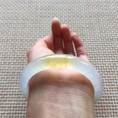 冰起胶起光黄翡正装手镯，口径：55.5*11.4*8，50.70g