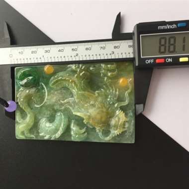 糯种黄加绿完美龙行天下挂件。厚装大件，雕工细致。尺寸：88.1-56.9-12.2