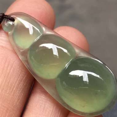 冰种油柑地福豆，尺寸：34.2*13.8*7.7mm，完美，水润冰透，形体饱满，可直接佩戴。H15