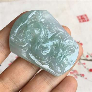 霸气 龙牌 整体有底色 质地细腻 水润 雕刻工艺精湛 栩栩如生 霸气 尺寸够大 佩戴漂亮 无纹裂 尺