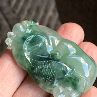缅甸翡翠A货,年年有余,冰种飘花,饱满大气,上身效果超棒,完美大气,色彩鲜艳,手慢无货。 缅甸翡翠A货,年年有余,冰种飘花,饱满大气,上身效果超棒,完美大气,色彩鲜艳,手慢无货。