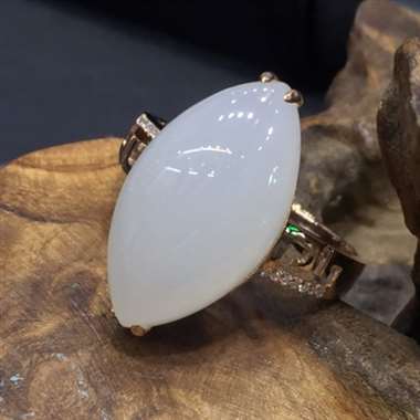规格20.5*11mm 和田玉马眼形戒指，18k金镶嵌天然钻石，马眼让金玉的结合更有型，犹如花的形状