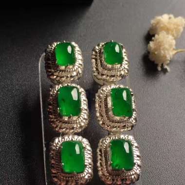 4-17，帝王绿耳钉，底托为铜，色泽浓郁艳丽，种好水润，绿色纯正高贵，翠绿欲滴，镶嵌后价值倍增，微棉