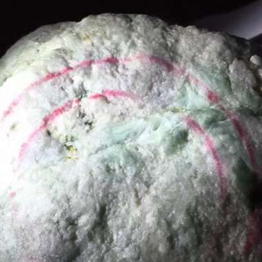 RLL❤31公斤大猛料来啦，全身多处是色，够辣够阳，绿汪汪的爆透水头，裂纹少，色莽白莽，绿汪汪的，手