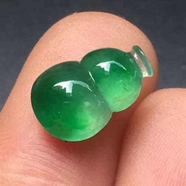 阳绿葫芦，尺寸:11.8*7.8*4.1mm，完美，种水一流，饱满，飘阳绿，镶嵌翻翻。H17