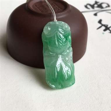 阳绿 金鱼 整体阳绿 质地细腻 水润 种好色美 雕刻工艺精湛 栩栩如生 佩戴漂亮 有细纹 不影响 尺