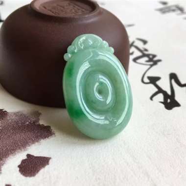 阳绿 福贝 整体阳绿 质地细腻 水润 种好色美 无纹裂 尺寸 31.8x21x6.3 毫米。