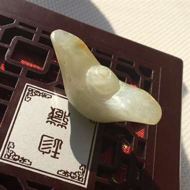 缅甸翡翠A货,金元宝,有三彩的味道,复古风,可作为包挂和车挂,赶紧下手吧。 缅甸翡翠A货,金元宝,有三彩的味道,复古风,可作为包挂和车挂,赶紧下手吧。