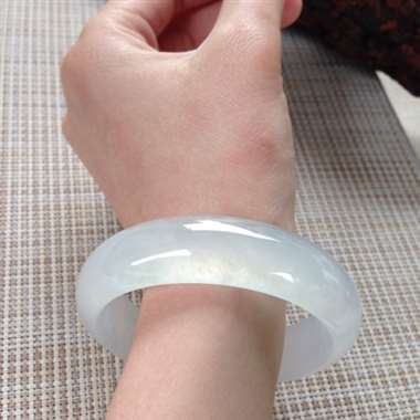 17041327#正圈尺寸：57.9x16.6x7.7mm 白冰镯，非一般的宽版，种水清亮均匀，清爽