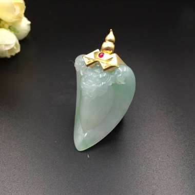 翡翠镶金挂件春节又要来了，门口的福字不久也要张罗着换新的了，而且福字大多会是倒过