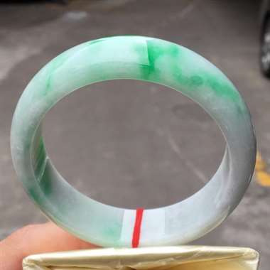完美色阳正庄手镯，白底青，条肥，底庄细腻，上手效果大气，性价比超高，推荐，尺寸57.8*16.8*8