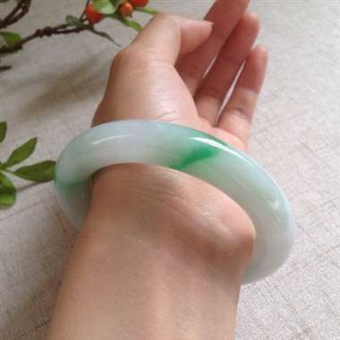 冰阳绿圆条手镯，有棉线，底质细腻，色正艳丽！