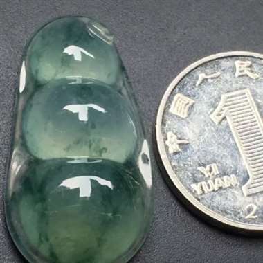 冰种飘花福豆,尺寸:35.1*18.3*8.5mm,完美,水润通透,种老坑,起光起胶,厚装饱满。H1 冰种飘花福豆,尺寸:35.1*18.3*8.5mm,完美,水润通透,种老坑,起光起胶,厚装饱满。H1