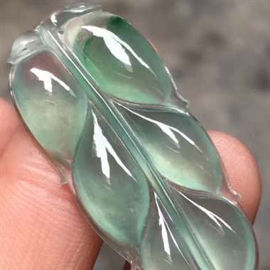 高冰飘色叶子，尺寸：39*17*4.6mm，种老水足，水润飘色，水润通透，品相佳，完美起光。H12
