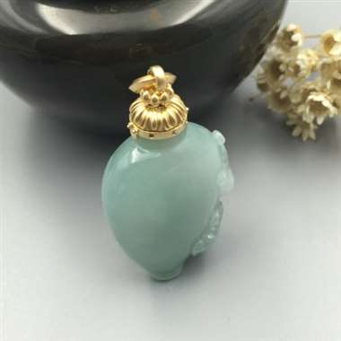 翡翠芙蓉种镶金吊坠开运瓶又可称为净瓶，欲称甘露瓶，其中的净水又称甘露。从这个名