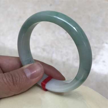 翡翠A货、正圈手镯.完美无裂、细糯种飘绿花、少量雾状棉。 翡翠A货、正圈手镯.完美无裂、细糯种飘绿花、少量雾状棉。