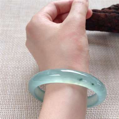 17041831#贵妃尺寸：57x11.3x7.2mm短：49mm 高冰蓝水镯，非常硬的高品质，清爽