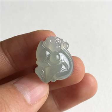 冰种 可爱 猴子 冰种 整体有底色 质地细腻 水头足 雕刻工艺精湛 可爱 无纹裂 尺寸20.5x18