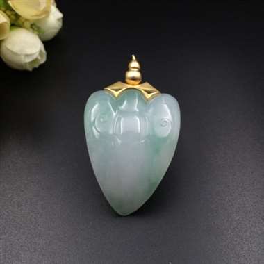 翡翠镶金挂件春节又要来了，门口的福字不久也要张罗着换新的了，而且福字大多会是倒过