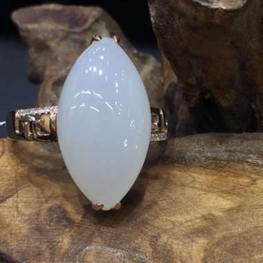 规格20.5*11mm 和田玉马眼形戒指，18k金镶嵌天然钻石，马眼让金玉的结合更有型，犹如花的形状