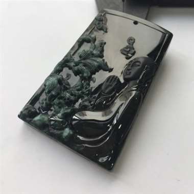 冰种墨翠罗汉，完美无纹裂，打灯通透阳绿，纯手工打造，线条流畅柔美。尺寸：59.2-37.5-8.4