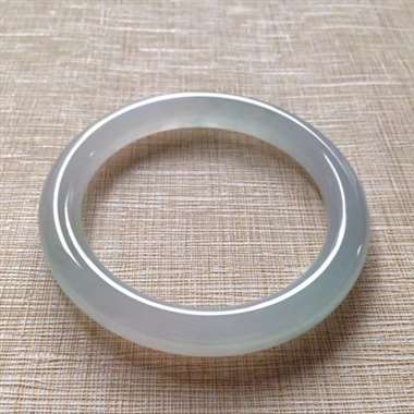 416-1-15圆条尺寸54.6×9×8.8mm。冰种清爽圆镯，种水十足，纯净细腻，色泽亮丽，带点浅