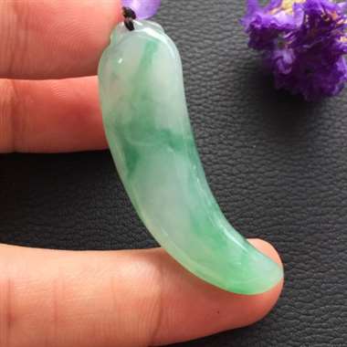 冰种飘花狼牙挂件 玉质细腻饱满 色泽靓丽