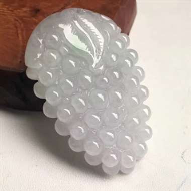 翡翠紫罗兰葡萄吊坠，颜色漂亮，水润起光，厚装完美，性价比高，大小：60.1/41/12.5mm