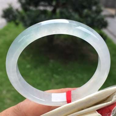 冰种正圈，尺寸52.0-9.8-6.8，水润冰透，种老起光，完美